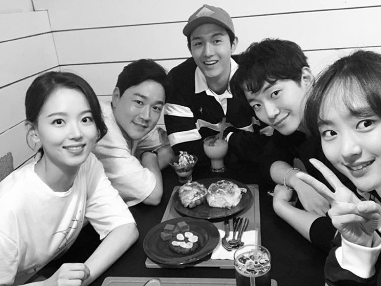 The drama Just Love team boasted a strong friendship.Wonjin and Kang Han-Na each uploaded photos to their Instagram on August 27 with the words Aigo Baya and Comfortable and Good People and Chief Justice Outings.The photos show Wonjin, Junho, Taeinho, Lee Ki-woo, and Kang Han-Na, who spend time in the cafe. The actors in comfortable daily clothes are impressive.The friendship that followed after the end of the drama attracts attention.Hwang