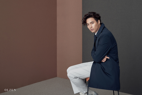 Actor Won Bin once again revealed the current situation through the picture.The mens casual Olsen (OLZEN) side unveiled a new collection of New Seasons with Won Bin on August 27.In this picture, Won Bin perfected Olsens season style with deep eyes and emotions that call autumn.From soft sweaters to leather jackets and trench coats that emphasize masculinity, we have completed a trendy autumn look that goes beyond color and style.Still a piece of look and long hair collects Eye-catching.hwang hye-jin