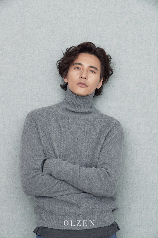 Actor Won Bin once again revealed the current situation through the picture.The mens casual Olsen (OLZEN) side unveiled a new collection of New Seasons with Won Bin on August 27.In this picture, Won Bin perfected Olsens season style with deep eyes and emotions that call autumn.From soft sweaters to leather jackets and trench coats that emphasize masculinity, we have completed a trendy autumn look that goes beyond color and style.Still a piece of look and long hair collects Eye-catching.hwang hye-jin