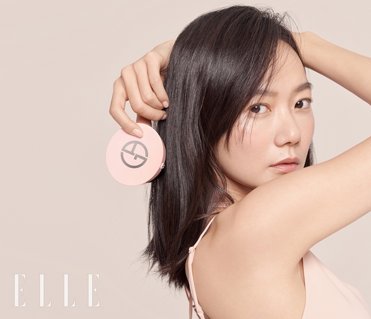 Actor Bae Doona has a different charm with a natural beauty picture.In the world-class luxury Italian Beauty brand Giorgio Armani Beauty pictorial recently released through fashion magazine Elle, Bae Doona showed naturality with lively skin expression and showed the make-up of flawless point.Especially, Bae Doona, who has overwhelmed the public with intense red lip pictorials so far, showed another appearance with moist and natural Make up in this picture.Bae Doona has started filming the KBS 2TV monthly drama Best Divorce, which is considered to be the best anticipated film in the second half of this year.The film is continuing to take a restless move ahead of the release of the movie and the Netflix original drama Kingdom streaming.hwang hye-jin