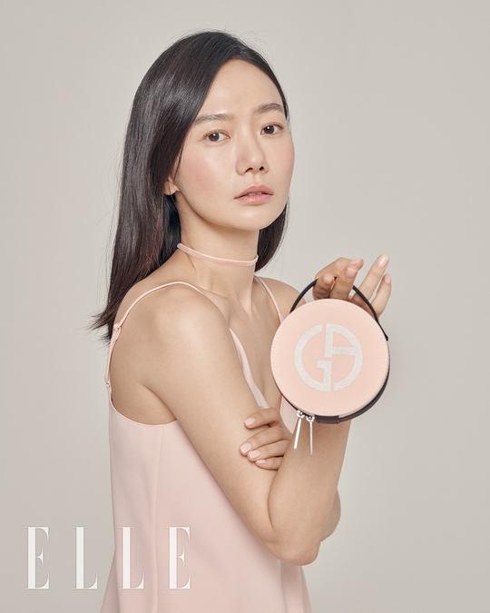 Actor Bae Doona has a different charm with a natural beauty picture.In the world-class luxury Italian Beauty brand Giorgio Armani Beauty pictorial recently released through fashion magazine Elle, Bae Doona showed naturality with lively skin expression and showed the make-up of flawless point.Especially, Bae Doona, who has overwhelmed the public with intense red lip pictorials so far, showed another appearance with moist and natural Make up in this picture.Bae Doona has started filming the KBS 2TV monthly drama Best Divorce, which is considered to be the best anticipated film in the second half of this year.The film is continuing to take a restless move ahead of the release of the movie and the Netflix original drama Kingdom streaming.hwang hye-jin