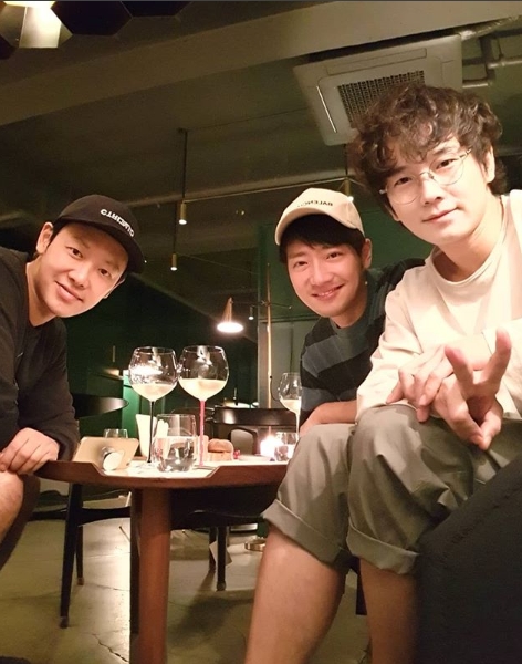 Actors Kim Dong-wook, Lee Sang-yeob and On Joo-wan showed off their strong friendship.Lee Sang-yeob posted a picture on his Instagram on August 26 with an article entitled Thank you my dear friends, Ill do better.The photo shows Kim Dong-wook, Lee Sang-yeob and On Joo-wan, who are drinking wine together; the three are smiling brightly and taking pictures.The warm visuals of Kim Dong-wook, Lee Sang-yeob and On Joo-wan stand out.delay stock