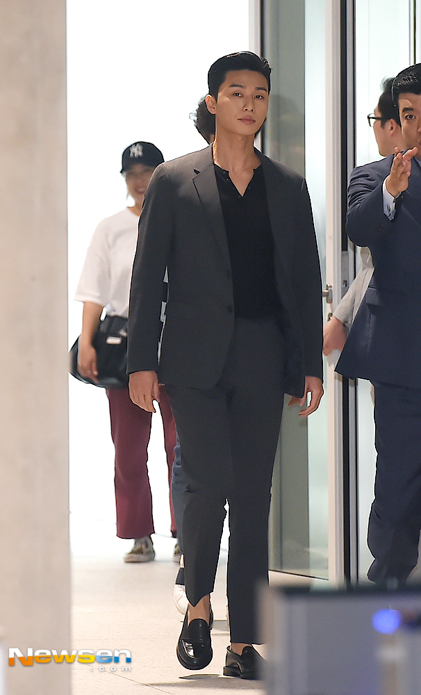 The tenth anniversary conference and photo wall were held at the headquarters of Yongsan Amorepacific Corporation in Seoul on the afternoon of August 27th.Park Seo-joon is entering the day.You Yong-ju