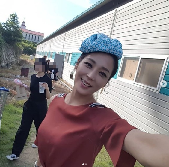 Han Go-euns beautiful beauty has been captured.Actor Han Go-eun posted a picture on his instagram on August 27 with an article entitled One Ice bag is too Thank You One Day.The photo shows Han Go-eun with an Ice bag on his head; even the Ice bag is fashion-digesting Han Go-euns beauty catches his eye.kim myeong-mi