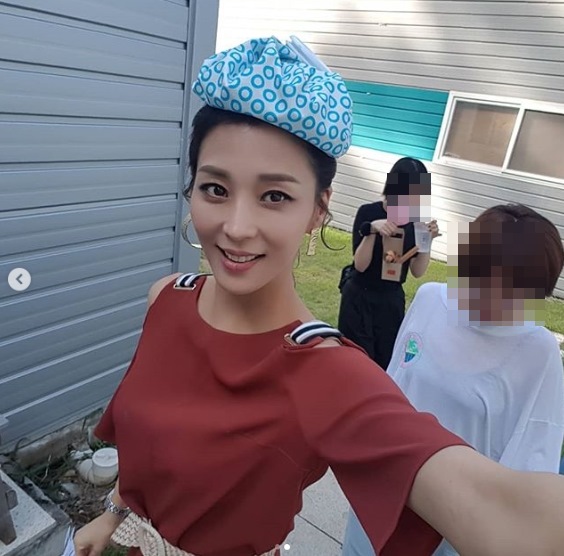 Han Go-euns beautiful beauty has been captured.Actor Han Go-eun posted a picture on his instagram on August 27 with an article entitled One Ice bag is too Thank You One Day.The photo shows Han Go-eun with an Ice bag on his head; even the Ice bag is fashion-digesting Han Go-euns beauty catches his eye.kim myeong-mi