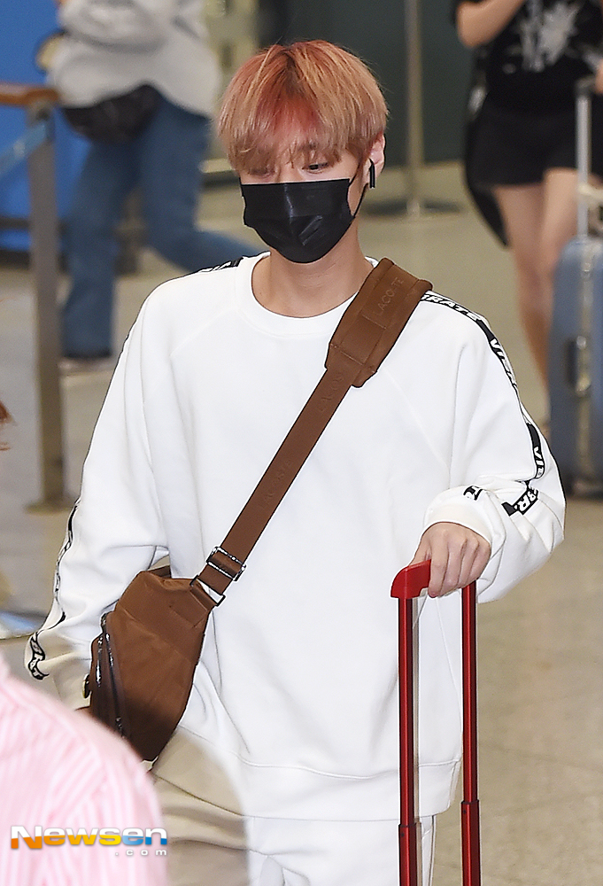 The group Wanna One finished the world tour concert schedule of Taipei ONE: THE WORLD in Taiwan and Entrance was held at Incheon International Airport on the afternoon of August 27th.Wanna One Park Jihoon is leaving the Entrance Golden Gate Bridge.You Yong-ju