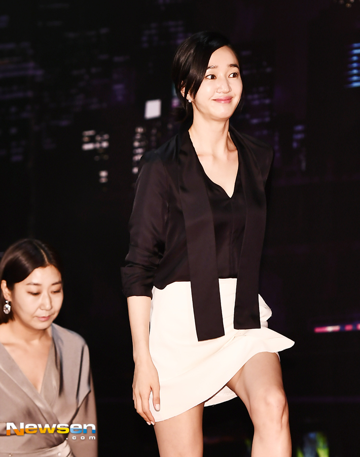 The movie High Society mini-showcase event was held at Cine Park on the 7th floor of Lotte Cinema World Tower in Songpa-gu, Seoul on the afternoon of August 27th.Park Hae-il, Soo Ae, Lamiran, Kim Kyu Sun, Han Joo Young, Kim Seung Hoon, Park Sung-hoon and transformation director attended the day.The movie High Society Showcase is a film about a couple who are stained with their desires and throw everything into a beautiful and ugly High Society Showcase.Park Hae-il of Jang Tae-joon, an economics professional and promising political newcomer, and Soo Ae of Oh Soo-yeon, a deputy director of the museum filled with abilities and ambitions, overwhelms the attention with a colorful and elegant style that fits the High Society Showcase.It will be released on August 29th.Lee Jae-ha