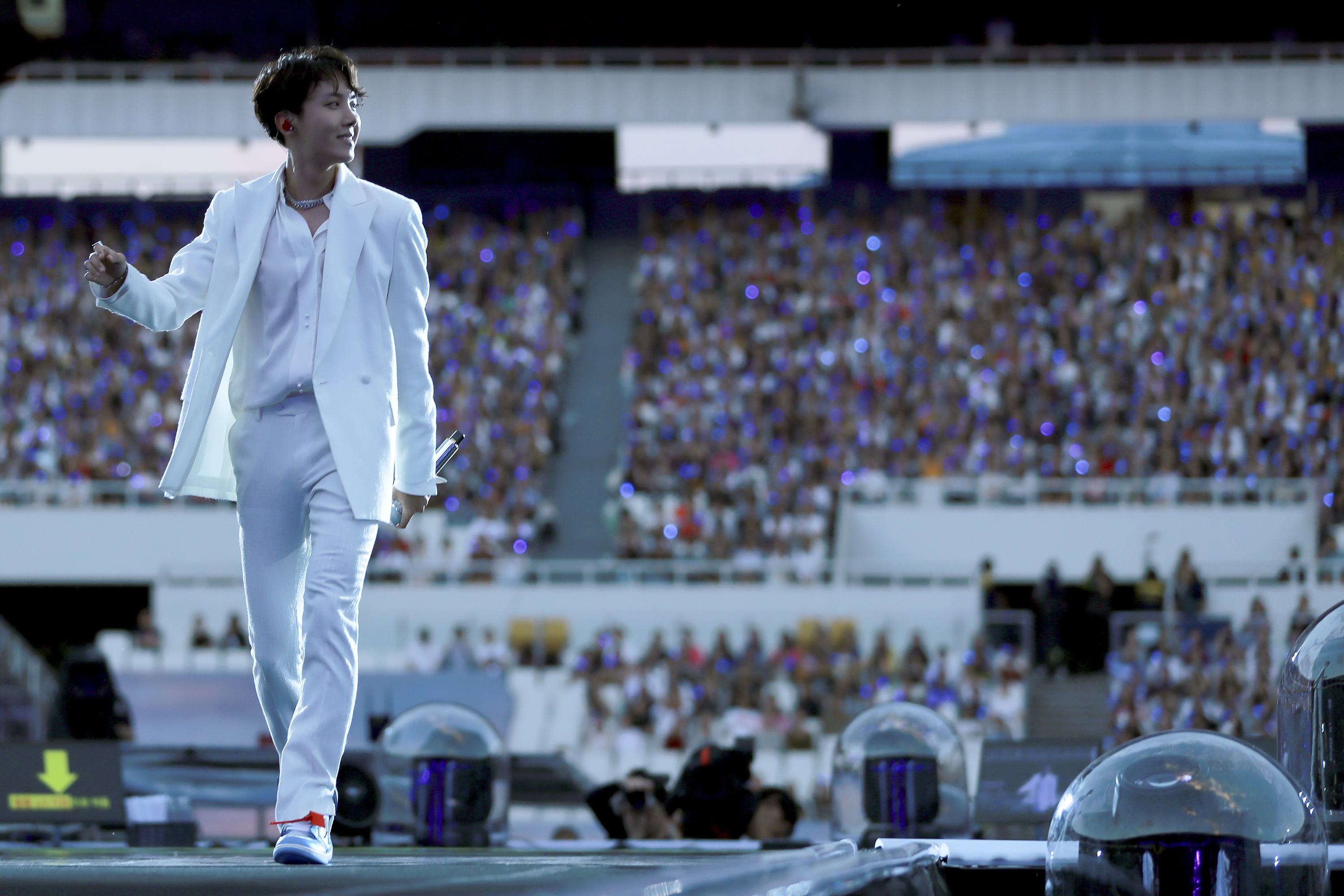 Dark & amp; Wild Popular factor is SNS? Wrong <p>It seems that you came to our world only by watching everyone of Ami (Dark & amp; Wild fan club) that filled a wide venue. (RM)</p><p>Dark & amp; Wilds Concert this time had to look back on its meaning. Initially it was the first time to perform in a symbolic place called Jamsil Olympic Stadium. As Sugars greetings at the opening of Concert, having begun at Aksu Hall of 2 thousand seats in size and reaching a stadium of 45 thousand seats is a part of showing their growth. The main stadium is where only top singers such as Cho Young-pill, Sotoji, H. O. T. were performing. Dark & amp; Wild met the 90,000 fans by playing here for two days.</p><p>On the 26th afternoon, as a starting point of the World Tour Concert <LOVE YOURSELF>, open a sole Concert at the main stadium in Seoul Jamsil Comprehensive Sports Olympics, Dark & amp; Wild. Through Concert and the consultation meeting, I was able to explore the remaining meaning of Concert this time.</p><p>Sugar said at a roundtable, I am proud that we are performing at the first American stadium of Korean singers, I do not feel realized, he said. When I rehearse at the stadium, I feel like Im going to feel realized, until that time I was keen I want to prepare for it. </p><p>We are the first to do the Concert in Europe, the reaction of Ami who watches the stage is most concerned, we are preparing well with our unique energy and we will ask you (Vi)</p><p>Although it is an album decorating the last part of the project that I have been doing for two and a half years, I prepared it with a feeling that I wanted to have fun with my fans with some burden.Festival is instantly enjoying while preparing period is really long, There was garbage left behind, packing it, I felt that my life was similar, I had a memorable moment with a moment and memories that remained like a snapshot.Love Your Self, I thought that it was festival. I wanted to talk about enjoying this short moment together. (RM)</p><p>I love myself is an album containing an integer of the message of the beginning of love.The package album this time is literally festival . I worked with the desire to have fun rather than sticking to records. So it seems that the title song Idol came out in accordance with the festival atmosphere. (sugar)</p><p>Dark & amp; Wild decorated the Concert opening stage as a new song Idol (IDOL). It was a single festival full of excitement from the very beginning. The free movement and the harmony of curl clubs are the culmination Rolling Blog Do Tung Nun This Korean element is impressively added so that this song is called Korea version EDM. In addition, the cultural elements of Africa and Euro - Asia are melting together.</p><p>Idol is a song that contains a message that I say myself, I love myself, no matter what other people say. In African rhythm, the countrys easier chu muses such as Oris, finger talker, boom dirty dollar were put in and EDM was combined there, and the Korean-style global music was born. Even though we have not talked about performance, Korean dance is mixed in African dance. Samulnori and taruchum were combined and it became an easy dance. (Jay Hop)</p><p>On this day Concert, the stage of the new song recorded in the new album and the personal stage of the member were the watching points. Vis choreography, which raised the fallen body with the hands of the members on the stage of the new song Im Fine (Im Fine), emotionally conveyed the message of the song. RM at the previous roundtable Explaining this song and saying, If you look at the lyrics, its okay if its alright, its a musical content that will repeat lifes misfortune, but its okay.</p><p>On the solo stage, it was time to see the charm of the members deeply. Jay Hop, who first appeared in the white suit, showed off all three songs, rap and dance at Trivia Ruin: Just Dance. Then the political enthusiasts sang Euphoria and gave passionate dance a live with a sense of stability. Jim sang Serendipity in a solo song, but directing a dreamlike atmosphere and exposing Jimmins charm only without filtering. RM showed an intense leppen with Trivia win (Los Angeles: Love), and Vi showed off Singularity with overwhelming expression performance. Sugar overturned the expectation of lap and gave the song a special gravity through Trivia Rotation (Se )aw: Seesaw, and Jin sang the Epiphany with a piano performance.</p><p>They showed various set lists such as Magic Shop, I Need You, Airplane Pt. 2, Do not tell me serious, DNA, Fay Club, MIC Drop I sew with a stage on the stage.</p><p>For two and half years, people seemed to be Love Your Self , but I was missing the bottom line. I seem to have done a lot of bad things on my own as well as doing a lot of strange thoughts just to see if I am doing so hard for anything. However, I thought that I am truly patheticly a ward. From now on I thought that I would believe that I believe more and believe the members. (Jimin)</p><p>Speaking of the last meaning of Concert this time it can be said that the growth of Dark & amp; Wild. Things that these men also grew while saying Love Yourself to many people. Sugar says we departed from children and We pursued for the growth of human beings, people, it was the worldview we have planned from before the debut, we are extending it Said.</p><p>Vi said, When I tried a lot of tours I fell in love with team work very much, and while preparing Im fine members gathered my body to the bottom of a choreographer who floated me in the air Until it got down, the sugar type was impressed by feeling the hand that the RM type politely supported the maximum safety. </p><p>At the roundtable, I also answered questions about the plan of these next albums and the re-contract with my company. About the next album Sugar says, We have to start a new project from now on, and I think that the topic we all think about is the theme that everyone thinks is the next series theme song Stated. Subsequently, the team asked questions about the contract with the affiliated office big hit We are talking a lot with the members and we are talking with the company, but probably we can drill to you good news soon He replied.</p><p>They also followed another question. I asked the idea of the analysis that The world popular factor of Dark & amp; Wild is SNS. To this question Sugar says It is indeed wrong thinking, When I concentrate on the music, performance and messages importantly considered by Dark & amp; Wild, many people loved it, I think that it is the seed, then I will have searched for SNS. RM also said, I love the music and performance of all members essence and consistency is the secret of our popularity.</p><p>Today the rainfall probability exceeded 80%, but it rained during the performance, it seems that the sky will help you. I do not want to show lots of things in front of my favorite. Lets strike other things and hit the piano .. Thank you for having a variety of experiences. (Jean)</p><p>Red ginseng, Propolis also eaten full and sleeping eagerly sleeping eagerly and made a lot of effort to show the stage in a really great form, compared to that I was also regret today, I did not have satisfactory performance. I did not seem to have been able to do it, I made a lot of thought that I have to grow more, Im more enthusiastic than ever and I want to show more growing in the next Concert (Political Bureau)</p><p>Whenever When did Dark & amp; Wild come here? , I came to a real high place I feel it. It is very good that we can show our songs and performances here, and this moment is very happy. Have a look at amide Love Your Self please! (Jay Hop)</p><p>Dark & amp; Wild World Tour, Seoul Concert <LOVE YOURSELF></p>