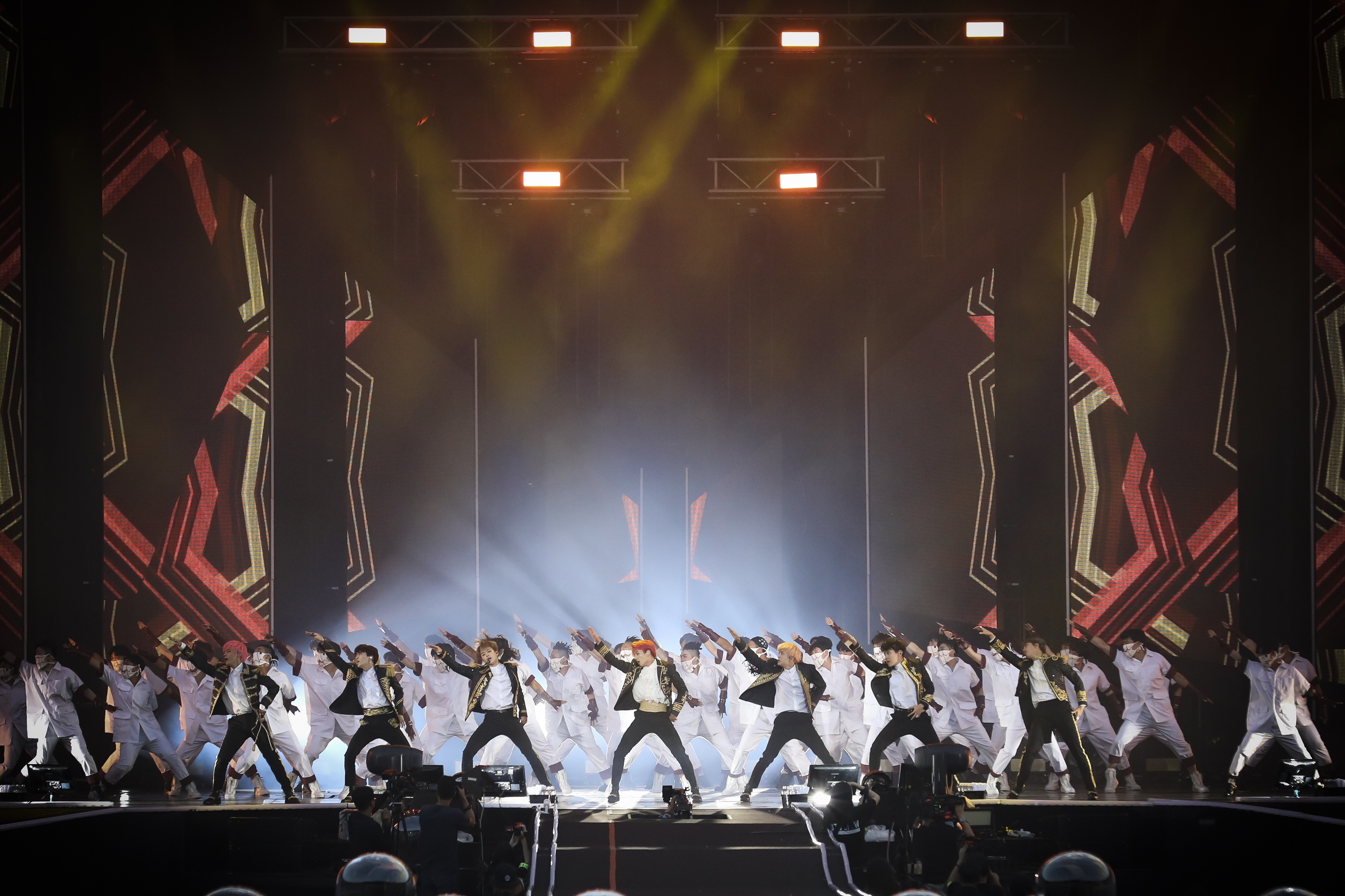 Dark & amp; Wild Popular factor is SNS? Wrong <p>It seems that you came to our world only by watching everyone of Ami (Dark & amp; Wild fan club) that filled a wide venue. (RM)</p><p>Dark & amp; Wilds Concert this time had to look back on its meaning. Initially it was the first time to perform in a symbolic place called Jamsil Olympic Stadium. As Sugars greetings at the opening of Concert, having begun at Aksu Hall of 2 thousand seats in size and reaching a stadium of 45 thousand seats is a part of showing their growth. The main stadium is where only top singers such as Cho Young-pill, Sotoji, H. O. T. were performing. Dark & amp; Wild met the 90,000 fans by playing here for two days.</p><p>On the 26th afternoon, as a starting point of the World Tour Concert <LOVE YOURSELF>, open a sole Concert at the main stadium in Seoul Jamsil Comprehensive Sports Olympics, Dark & amp; Wild. Through Concert and the consultation meeting, I was able to explore the remaining meaning of Concert this time.</p><p>Sugar said at a roundtable, I am proud that we are performing at the first American stadium of Korean singers, I do not feel realized, he said. When I rehearse at the stadium, I feel like Im going to feel realized, until that time I was keen I want to prepare for it. </p><p>We are the first to do the Concert in Europe, the reaction of Ami who watches the stage is most concerned, we are preparing well with our unique energy and we will ask you (Vi)</p><p>Although it is an album decorating the last part of the project that I have been doing for two and a half years, I prepared it with a feeling that I wanted to have fun with my fans with some burden.Festival is instantly enjoying while preparing period is really long, There was garbage left behind, packing it, I felt that my life was similar, I had a memorable moment with a moment and memories that remained like a snapshot.Love Your Self, I thought that it was festival. I wanted to talk about enjoying this short moment together. (RM)</p><p>I love myself is an album containing an integer of the message of the beginning of love.The package album this time is literally festival . I worked with the desire to have fun rather than sticking to records. So it seems that the title song Idol came out in accordance with the festival atmosphere. (sugar)</p><p>Dark & amp; Wild decorated the Concert opening stage as a new song Idol (IDOL). It was a single festival full of excitement from the very beginning. The free movement and the harmony of curl clubs are the culmination Rolling Blog Do Tung Nun This Korean element is impressively added so that this song is called Korea version EDM. In addition, the cultural elements of Africa and Euro - Asia are melting together.</p><p>Idol is a song that contains a message that I say myself, I love myself, no matter what other people say. In African rhythm, the countrys easier chu muses such as Oris, finger talker, boom dirty dollar were put in and EDM was combined there, and the Korean-style global music was born. Even though we have not talked about performance, Korean dance is mixed in African dance. Samulnori and taruchum were combined and it became an easy dance. (Jay Hop)</p><p>On this day Concert, the stage of the new song recorded in the new album and the personal stage of the member were the watching points. Vis choreography, which raised the fallen body with the hands of the members on the stage of the new song Im Fine (Im Fine), emotionally conveyed the message of the song. RM at the previous roundtable Explaining this song and saying, If you look at the lyrics, its okay if its alright, its a musical content that will repeat lifes misfortune, but its okay.</p><p>On the solo stage, it was time to see the charm of the members deeply. Jay Hop, who first appeared in the white suit, showed off all three songs, rap and dance at Trivia Ruin: Just Dance. Then the political enthusiasts sang Euphoria and gave passionate dance a live with a sense of stability. Jim sang Serendipity in a solo song, but directing a dreamlike atmosphere and exposing Jimmins charm only without filtering. RM showed an intense leppen with Trivia win (Los Angeles: Love), and Vi showed off Singularity with overwhelming expression performance. Sugar overturned the expectation of lap and gave the song a special gravity through Trivia Rotation (Se )aw: Seesaw, and Jin sang the Epiphany with a piano performance.</p><p>They showed various set lists such as Magic Shop, I Need You, Airplane Pt. 2, Do not tell me serious, DNA, Fay Club, MIC Drop I sew with a stage on the stage.</p><p>For two and half years, people seemed to be Love Your Self , but I was missing the bottom line. I seem to have done a lot of bad things on my own as well as doing a lot of strange thoughts just to see if I am doing so hard for anything. However, I thought that I am truly patheticly a ward. From now on I thought that I would believe that I believe more and believe the members. (Jimin)</p><p>Speaking of the last meaning of Concert this time it can be said that the growth of Dark & amp; Wild. Things that these men also grew while saying Love Yourself to many people. Sugar says we departed from children and We pursued for the growth of human beings, people, it was the worldview we have planned from before the debut, we are extending it Said.</p><p>Vi said, When I tried a lot of tours I fell in love with team work very much, and while preparing Im fine members gathered my body to the bottom of a choreographer who floated me in the air Until it got down, the sugar type was impressed by feeling the hand that the RM type politely supported the maximum safety. </p><p>At the roundtable, I also answered questions about the plan of these next albums and the re-contract with my company. About the next album Sugar says, We have to start a new project from now on, and I think that the topic we all think about is the theme that everyone thinks is the next series theme song Stated. Subsequently, the team asked questions about the contract with the affiliated office big hit We are talking a lot with the members and we are talking with the company, but probably we can drill to you good news soon He replied.</p><p>They also followed another question. I asked the idea of the analysis that The world popular factor of Dark & amp; Wild is SNS. To this question Sugar says It is indeed wrong thinking, When I concentrate on the music, performance and messages importantly considered by Dark & amp; Wild, many people loved it, I think that it is the seed, then I will have searched for SNS. RM also said, I love the music and performance of all members essence and consistency is the secret of our popularity.</p><p>Today the rainfall probability exceeded 80%, but it rained during the performance, it seems that the sky will help you. I do not want to show lots of things in front of my favorite. Lets strike other things and hit the piano .. Thank you for having a variety of experiences. (Jean)</p><p>Red ginseng, Propolis also eaten full and sleeping eagerly sleeping eagerly and made a lot of effort to show the stage in a really great form, compared to that I was also regret today, I did not have satisfactory performance. I did not seem to have been able to do it, I made a lot of thought that I have to grow more, Im more enthusiastic than ever and I want to show more growing in the next Concert (Political Bureau)</p><p>Whenever When did Dark & amp; Wild come here? , I came to a real high place I feel it. It is very good that we can show our songs and performances here, and this moment is very happy. Have a look at amide Love Your Self please! (Jay Hop)</p><p>Dark & amp; Wild World Tour, Seoul Concert <LOVE YOURSELF></p>