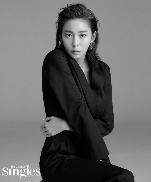 Fashion magazine Singles released a picture of actor Uee, who is scheduled to Come back to the Drama Only My Side, which is scheduled to air in September this year.In this picture, Uee showed various charms by chic and alluring various manicures of black, green and check patterns.Uee, who continues her role as the main character of the weekend Drama through Her Only My Only, in the second half of the year following Daryls Husband Ojakdu in the first half, says that the title of Actor, which she still has in her mind, is heavier than she thought.My Hope is to introduce me to Hello, Im an actor, Uee, because I always wonder if I can get this award when Im in acting and winning an award.Uee has already established herself as an actress in more than 10 works. The only one that will soon come in is also burdensome.The artist said that he made a character by looking at me, and it was a work with those who made a stroke as an actor.I was worried about the character for a month, he said.The burden of being burdened means that responsibility is weighed; the burden has become a driving force for Uees growth, but sometimes it creates a job that gives up a part of everyday life.Ive been acting as a singer for ten years now, and Ive always liked home, but I think Ive become an entertainer and become more of a princess.Should we say that there are many times when the boundaries between work and everyday life are not clearly distinguished?I am growing up a cat while I am independent, and I think it has become more so because I am lonely and I am increasing my time at home. Singles offer