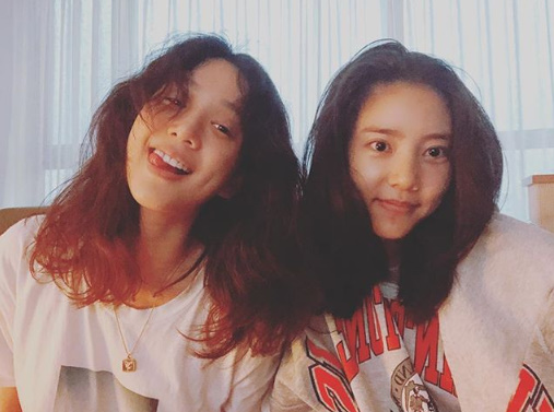 Actors Jung Ryeo-won and Son Dam-bi have revealed their close friends.Son Dam-bi posted a photo on his SNS on the afternoon of the 27th; Son Dam-bi and Jung Ryeo-won showed off their natural charm as they released their folks.Son Dam-bi recently appeared on JTBCs Men on a Mission to show off his Fun sense.son dam-bi SNS