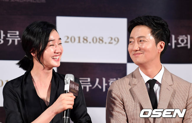 Actor Soo Ae and Park Hae-il greet at the movie High Society mini showcase held at Lotte Cinema Lotte World Tower Cine Park in Jamsil, Seoul on the afternoon of the 27th.