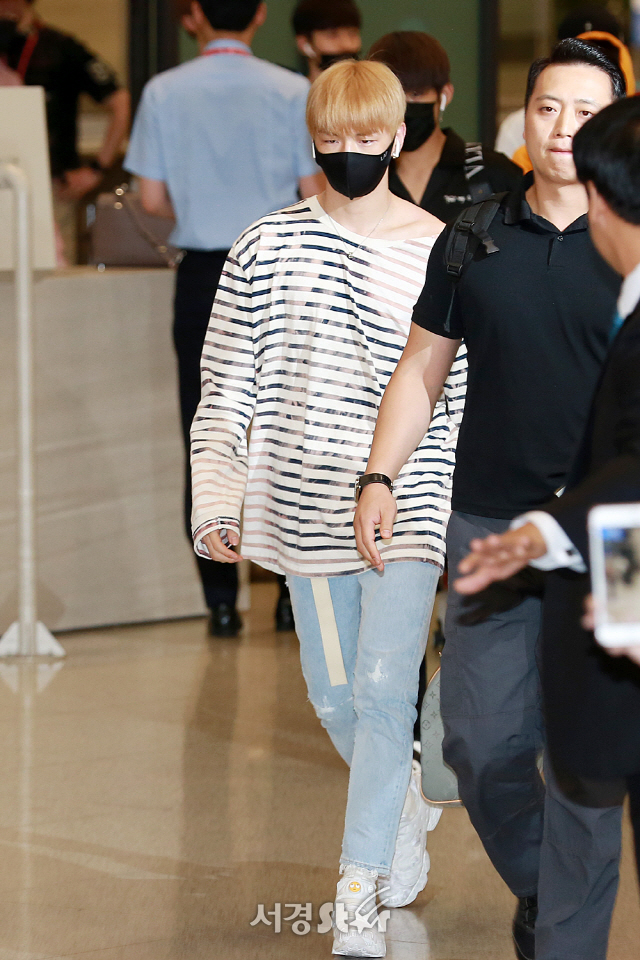 Wanna One (Wanna One) member Kang Daniel is performing Entrance with airport fashion.