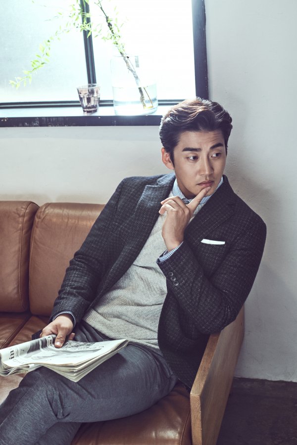 On Wednesday, Yoon Kye-sang released an 18F/W season pictorial with the mens fashion brand.Through a pictorial based on the concept of HOW TO MAKE MR.BLUE, Yoon Kye-sang proposed a style guidebook to become an MR.Blue that pursues and practices his own lifestyle even in busy city centers.In particular, the practice of the word Work-life balance, which maintains a harmonious balance between individual work and life, led to the sympathy of 3545 generations.Yoon Kye-sang in the picture caught the attention by releasing various styles in and out of the office such as lunch time, off work, business trip from work to work with a unique gentle atmosphere.He showed off the office man with a set-up suit of a clean silhouette, and he also made a witty look over his shoulder on a striped shirt.The innerwear, which layered the shirt and knit, showed a comfortable and formal business trip by matching a light yet warm outer.Meanwhile, Yoon Kye-sang recently finished filming the movie Malmoi.