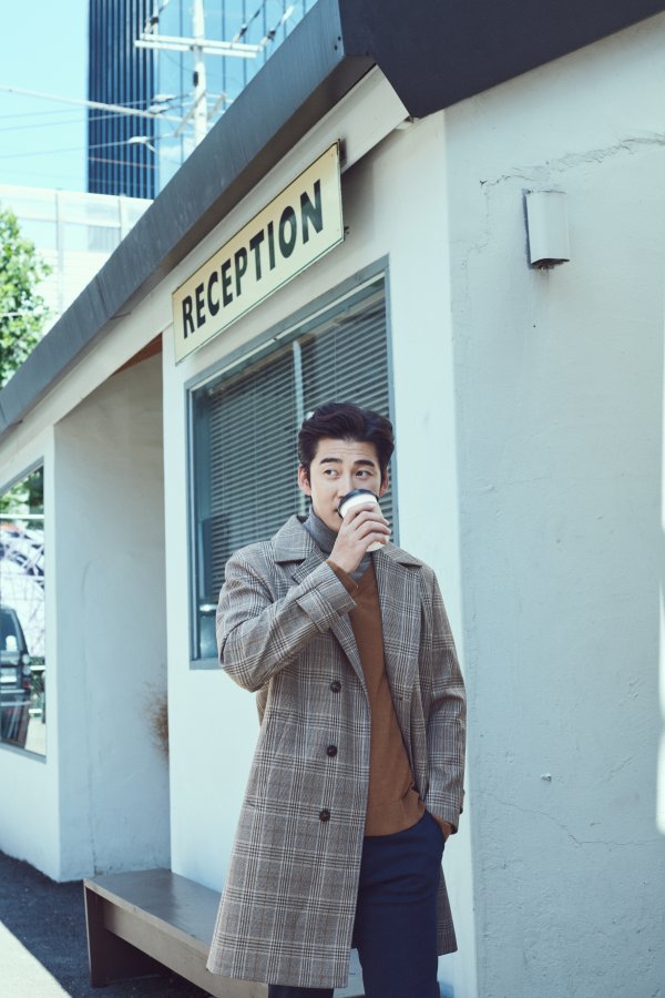 On Wednesday, Yoon Kye-sang released an 18F/W season pictorial with the mens fashion brand.Through a pictorial based on the concept of HOW TO MAKE MR.BLUE, Yoon Kye-sang proposed a style guidebook to become an MR.Blue that pursues and practices his own lifestyle even in busy city centers.In particular, the practice of the word Work-life balance, which maintains a harmonious balance between individual work and life, led to the sympathy of 3545 generations.Yoon Kye-sang in the picture caught the attention by releasing various styles in and out of the office such as lunch time, off work, business trip from work to work with a unique gentle atmosphere.He showed off the office man with a set-up suit of a clean silhouette, and he also made a witty look over his shoulder on a striped shirt.The innerwear, which layered the shirt and knit, showed a comfortable and formal business trip by matching a light yet warm outer.Meanwhile, Yoon Kye-sang recently finished filming the movie Malmoi.