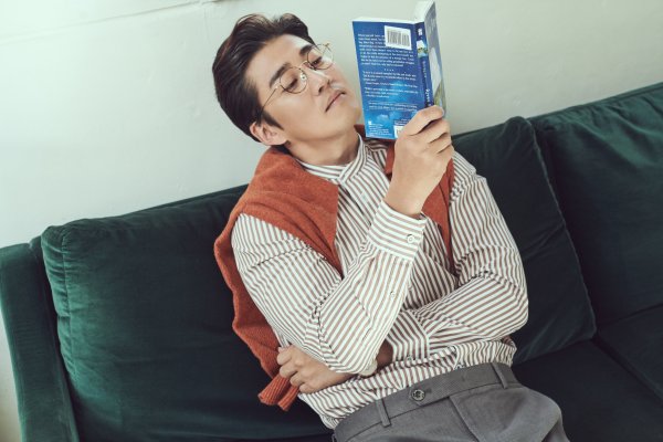 On Wednesday, Yoon Kye-sang released an 18F/W season pictorial with the mens fashion brand.Through a pictorial based on the concept of HOW TO MAKE MR.BLUE, Yoon Kye-sang proposed a style guidebook to become an MR.Blue that pursues and practices his own lifestyle even in busy city centers.In particular, the practice of the word Work-life balance, which maintains a harmonious balance between individual work and life, led to the sympathy of 3545 generations.Yoon Kye-sang in the picture caught the attention by releasing various styles in and out of the office such as lunch time, off work, business trip from work to work with a unique gentle atmosphere.He showed off the office man with a set-up suit of a clean silhouette, and he also made a witty look over his shoulder on a striped shirt.The innerwear, which layered the shirt and knit, showed a comfortable and formal business trip by matching a light yet warm outer.Meanwhile, Yoon Kye-sang recently finished filming the movie Malmoi.