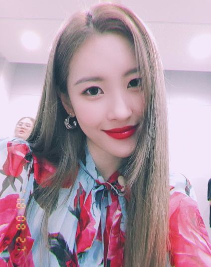 Singer Sunmi released a photo taken during the SBS entertainment program Running Man shooting.Sunmi posted a picture on her 27th day with an article entitled What are you doing there? #Running Man on her instagram.In the photo, Sunmi is staring at the camera wearing a floral blouse, and the manager who is pushing his face behind Sunmi is laughing.Especially Sunmis Deer-like innocent eyes and sexy red lip catch the eye.Many netizens who responded to this responded such as I am so beautiful, I expect Running Man, Goddess and Thank you for working hard.Meanwhile, Sunmi will be comeback on September 4th with her own song Syren.