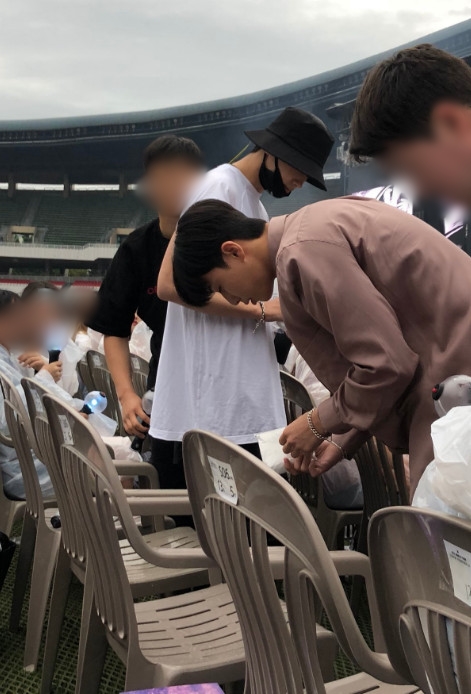 Actors Park Seo-joon and Park Hyung-sik intuitively directed the concert of best friend V (real name Kim Tae-hyung).On the 26th, the online community and SNS showed a picture of Park Seo-joon and Park Hyung-sik watching the BTS concert.BTS fans and Ami were caught in the audience of BTS LOVE YOURSELF Seoul concert at the main stadium of Seoul Jamsil Sports Complex.The two have been showing off their strong friendship with BTS V and KBS2 drama Hwarang: The Poet Warrior Youth, which was broadcast in 2015, and then they became close friends and went on a travel together.Park Hyung-sik covered his face with a black hat and mask, but he attracted attention with his small head and sculptural body. Park Seo-joon appeared without covering his face and focused attention from his position.Fans are responding such as I praise this friendship, I was surprised to pass right in front of me, I could not concentrate 100% on bulletproof because Park Seo-joon and Park Hyung-sik were sitting in front of a few lines, I heard Goa and Park Bogum came,On the other hand, Park Seo-joon, who received a great love for TVN drama Why is Kim Secretary last month, will choose Kim Joo-hwans new film Lion as his next work and will meet with Ahn Sung-ki Udohwan.Park Hyung-sik received favorable reviews for his stable performance in the KBS2 drama Schutz, which ended in June, by matching with Jang Dong-gun.