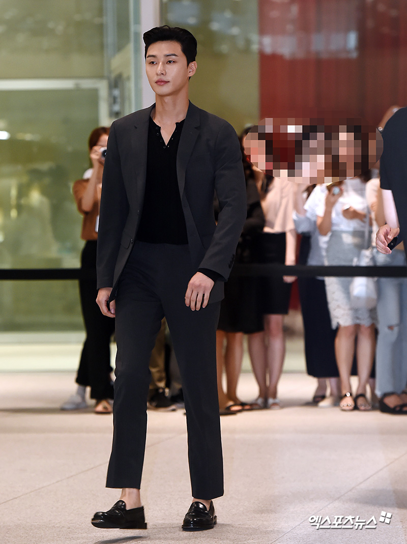 Park Seo-joon, who attended the Drape Science Conference event held at the headquarters of the Korea Pacific Corporation in Yongsan District, Seoul on the afternoon of the 27th, has photo time.
