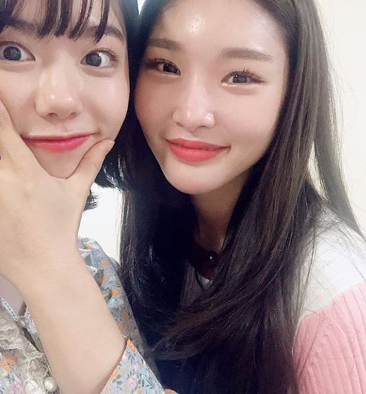 Chengha and Sohye from Group I.O.I are affectionate reunion Celebratory photoleft behind.On the 27th, Cheongha posted a picture on his instagram with an article entitled Always cheering and beautiful.In the public photos, Kim So-hye, who turned into a single hair, showed a picture of Cheongha taking a selfie with a witty expression.The two people who still continue friendship after disbanding attract attention.On the other hand, Cheongha and Kim So-hye appeared in Mnet Produce 101 season 1, which was aired in 2016, and they were loved by I.O.I.Photo: Cheongha Instagram