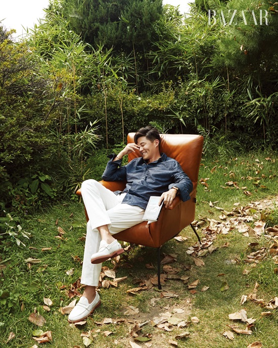 Lee Seo-jin, Autumnal atmosphere with relaxing smile <p>Lee Seo-jin recently advanced photography with the fashion magazine bazaar.</p><p>Lee Seo-jin is showing a relaxing appearance with comfortable pose and expression together with the sofa in the published photo collection.</p><p>Lee Seo-jin appeared in numerous entertainment such as grandfather than flower, Youns Kitchen, and together expressed the attractiveness of humans from the existing smart image. In the second half, I will refrain from releasing the movie Perfect other people.</p><p>Lee Seo-jins picture can be seen through Bazaar September issue.</p>