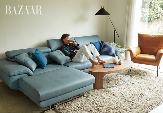Lee Seo-jin showed soft charm through the picture.Lee Seo-jin recently took a photo shoot with fashion magazine Bazaar.In the public picture, Lee Seo-jin is relaxed with a comfortable pose and expression with the sofa.Lee Seo-jin appeared in a number of entertainments such as Hallover Flowers and Youns Kitchen, revealing human and friendly charm in the existing Smart image.In the second half of the year, the movie Perfect Others is about to be released.Lee Seo-jins picture can be found in the September issue of Bazaar.Photo = Bazaar
