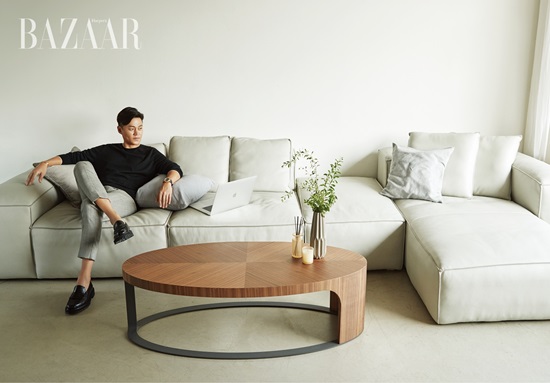 Lee Seo-jin, Autumnal atmosphere with relaxing smile <p>Lee Seo-jin recently advanced photography with the fashion magazine bazaar.</p><p>Lee Seo-jin is showing a relaxing appearance with comfortable pose and expression together with the sofa in the published photo collection.</p><p>Lee Seo-jin appeared in numerous entertainment such as grandfather than flower, Youns Kitchen, and together expressed the attractiveness of humans from the existing smart image. In the second half, I will refrain from releasing the movie Perfect other people.</p><p>Lee Seo-jins picture can be seen through Bazaar September issue.</p>
