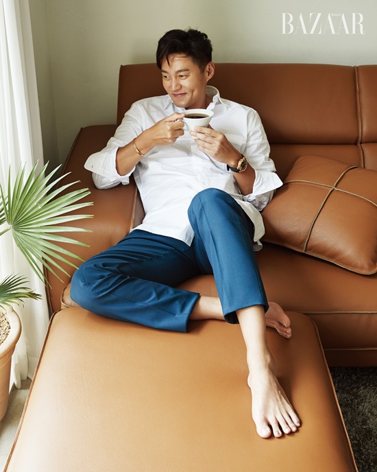 Lee Seo-jin, Autumnal atmosphere with relaxing smile <p>Lee Seo-jin recently advanced photography with the fashion magazine bazaar.</p><p>Lee Seo-jin is showing a relaxing appearance with comfortable pose and expression together with the sofa in the published photo collection.</p><p>Lee Seo-jin appeared in numerous entertainment such as grandfather than flower, Youns Kitchen, and together expressed the attractiveness of humans from the existing smart image. In the second half, I will refrain from releasing the movie Perfect other people.</p><p>Lee Seo-jins picture can be seen through Bazaar September issue.</p>