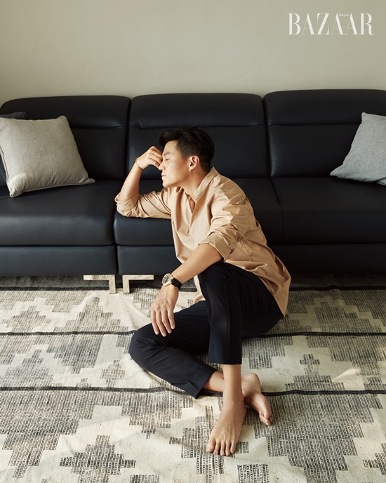 Lee Seo-jin, Autumnal atmosphere with relaxing smile <p>Lee Seo-jin recently advanced photography with the fashion magazine bazaar.</p><p>Lee Seo-jin is showing a relaxing appearance with comfortable pose and expression together with the sofa in the published photo collection.</p><p>Lee Seo-jin appeared in numerous entertainment such as grandfather than flower, Youns Kitchen, and together expressed the attractiveness of humans from the existing smart image. In the second half, I will refrain from releasing the movie Perfect other people.</p><p>Lee Seo-jins picture can be seen through Bazaar September issue.</p>