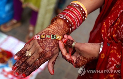 Pakistan Rafeek Raksha PAKISTAN TRADITIONS RAKSHA BANDHAN