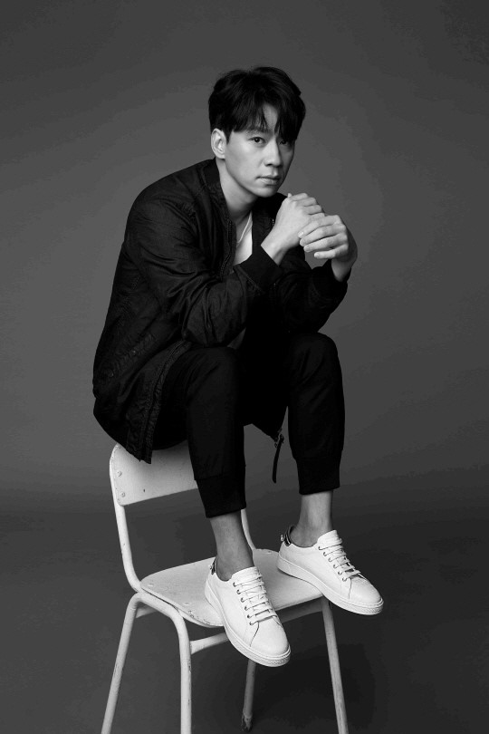 Actor Jung Sang-hoon, who is active in various fields including drama, entertainment, and AD, and famous photographer Kim Young-jun released the 2018 F/W picture together.Jung Sang-hoon showed a modern yet calm atmosphere in this F/W picture and emanated the charm of reversal.Jung Sang-hoon perfected the concept of the picture with black and white mood, and it was not a pleasant and youthful image but a sophisticated and deep-hearted picture by drawing seriousness and coolness inside.Jung Sang-hoon in the public picture shows a sophisticated black and white fashion by matching white sneakers in casual all-black costume, and also wears formal dresses and Oxford shoes in shirts and suits to produce the Classic style.Here, a natural smile and deep-eyed smoke combined to enhance the perfection of the picture.Meanwhile, Jung Sang-hoon is set to premiere on September 7, starring in the TVN bullion series Big Forest.