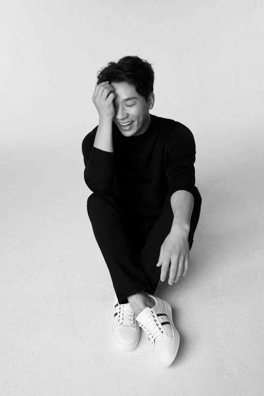 Actor Jung Sang-hoon, who is active in various fields including drama, entertainment, and AD, and famous photographer Kim Young-jun released the 2018 F/W picture together.Jung Sang-hoon showed a modern yet calm atmosphere in this F/W picture and emanated the charm of reversal.Jung Sang-hoon perfected the concept of the picture with black and white mood, and it was not a pleasant and youthful image but a sophisticated and deep-hearted picture by drawing seriousness and coolness inside.Jung Sang-hoon in the public picture shows a sophisticated black and white fashion by matching white sneakers in casual all-black costume, and also wears formal dresses and Oxford shoes in shirts and suits to produce the Classic style.Here, a natural smile and deep-eyed smoke combined to enhance the perfection of the picture.Meanwhile, Jung Sang-hoon is set to premiere on September 7, starring in the TVN bullion series Big Forest.