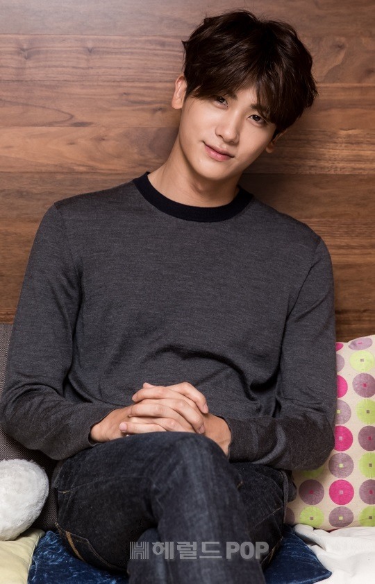 Park Hyung-sik, a child actor from the group empire, is on musical stage in two years.Park Hyung-sik said on August 28, Park Hyung-sik has confirmed his appearance in musical Elizabeth.Park Hyung-sik deV as an idol group ZE:A in 2010.He challenged musicals starting with the temptation of the wolf in 2011, and he has accumulated stage experience in Gwanghwamun Sonata, Bonnie and Clyde, The Three Musketeers, and All Up.His musical appearance is only two years since The Three Musketeers in 2016. His role as Todd is a fictional character who personified death.In addition to Park Hyung-sik, group JYJ member Kim Junsu is considering appearing.Musical Elisabeth, which returns in three years, is a work that adds a character called Todd, a fantasy element, to the dramatic biography of Austrian Empress Elisabeth.Elisabeth will be performed at Blue Square Interpark Hall in Hannam-dong, Yongsan-gu, Seoul from November 17 to February 10 next year.