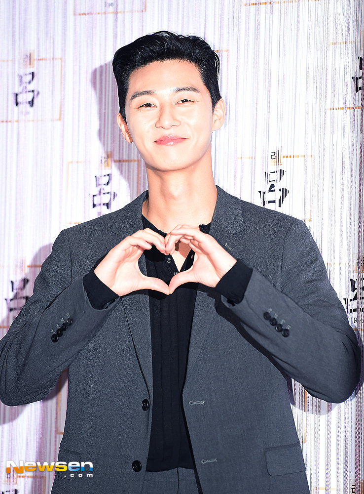 The tenth anniversary conference and photo wall were held at the headquarters of Yongsan Amorepacific Corporation in Seoul on the afternoon of August 27th.Park Seo-joon was present on the day.You Yong-ju