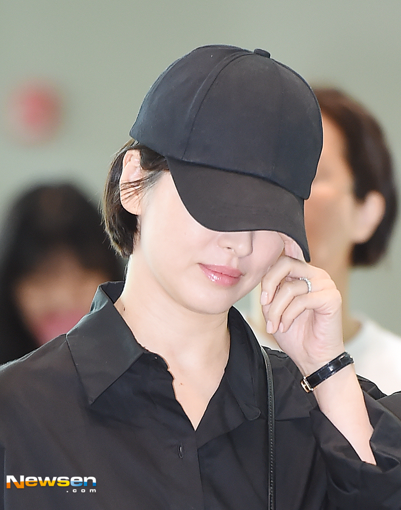 <p>Actor Song Hye - kyo left a certain cosmetic brand promotion Chugai Travel a certain car, August 28 afternoon, through Incheon International Airport to Hong Kong.</p><p>Song Hye - kyo is heading for the exit gate this day.</p>