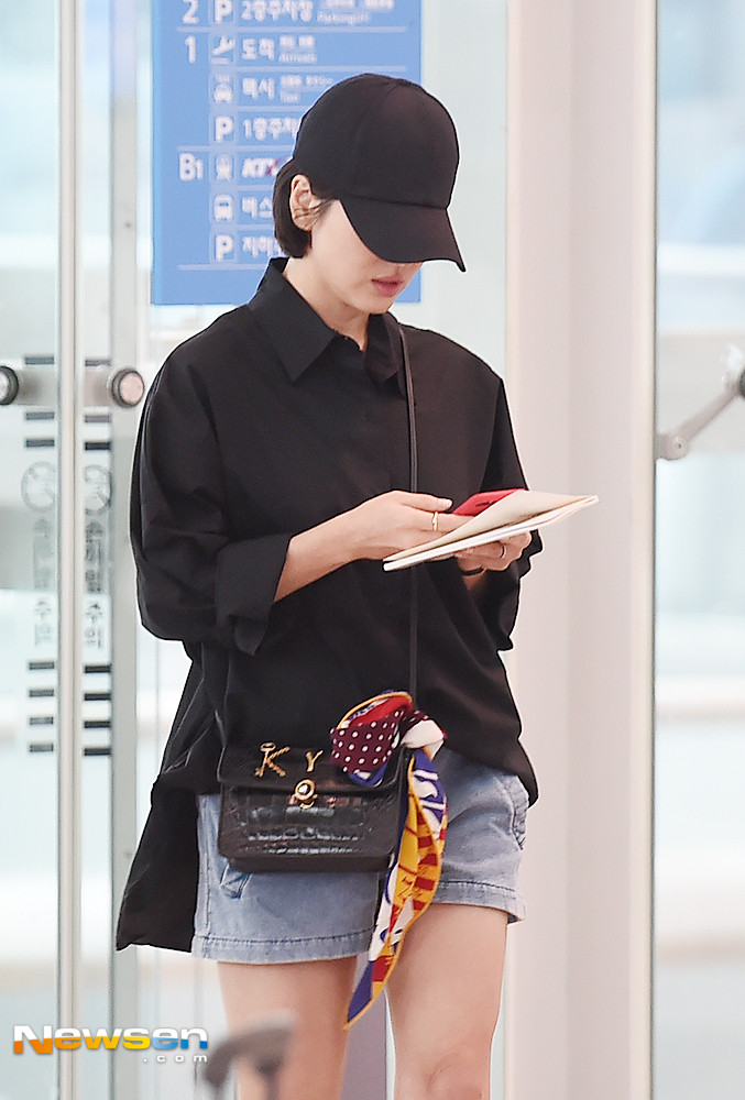 Actor Song Hye-kyo left for Hong Kong through Incheon International Airport on August 28th, on a schedule for the promotion event of the cosmetic brand.Song Hye-kyo is heading for the departure gate on the day.You Yong-ju