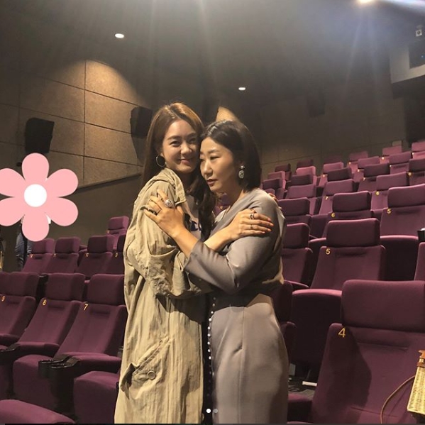 Actor Lee Yo-won reveals hot friendship with Ra Mi-ranLee Yo-won posted a picture on his instagram on August 27 with an article entitled Ra Mi-ran sister fighting! Buam-dong revenge and High Society.Inside the picture was a picture of Ra Mi-ran and Lee Yo-won, who met at the premiere of the movie High Society.The friendly atmosphere of Ra Mi-ran and Lee Yo-won, who hold each other tight, stands out; Lee Yo-wons innocent beauty also catches the eye.The fans who responded to the photos responded such as My sister is also good!, Both of you are fighting!, I miss youdelay stock
