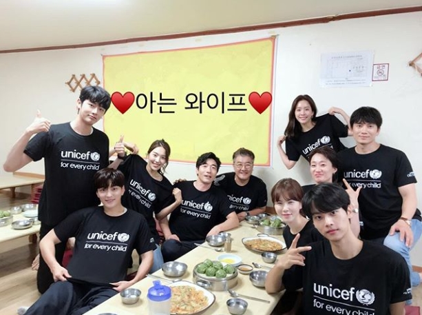 Actor Ji Sung has released the TVN drama Knowing Wife Actors Ladies Lunchtime.Ji Sung posted a picture on his instagram on August 28 with an article entitled Knowing Wife Our Ladies Lunchtime.The photos show Actors appearing in Knowing Wife including Ji Sung, Han Ji-min and Jang Seung-jo; Actors are wearing UNICEF T-shirts as a group.A glimpse of the amicable atmosphere from Actors bright smile.The fans who responded to the photos responded such as Actor enjoy your delicious food and thank you, I know your wife Actors best! I will cheer and I like everyone I like.delay stock