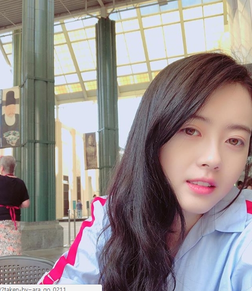 Actor Go Ah-ra has revealed he met a fan at Art Gallery in Los Angeles County, USA.Go Ah-ra wrote on her Instagram account on August 28: Glad to meet you i wont forget your hug.Meeting one of my fans in LA (It was great to meet you, I will not forget to hug you.I met one of my fans in LA) and posted a picture.Go Ah-ra added: I was surprised you greened me. thank you hope to see u again someday.Just like we bumped into each other that one day Suddenly (I was very surprised to meet you, I hope we meet again someday.One day, suddenly). Inside the photo was a picture of Go Ah-ra relaxing at Art Gallery, which shows off her blemish-free skin and pink lips.Go Ah-ras innocent appearance catches the eye.The fans who heard the news responded such as Pretty, I want to see you too. I envy you, I envy you. Im so jealous.delay stock