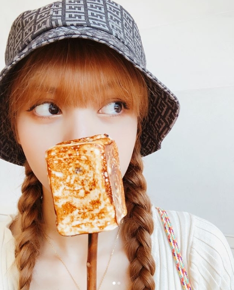 Group BLACKPINK member Lisa showed off her cute beauty.Lisa posted photos and videos on her Instagram account on August 28.Inside the picture was a picture of Lisa holding a baked Marshmello, staring at the other side of the camera with a playful look.Lisas big, clear eyes are lovely.The fans who responded to the photos responded to the most cute in the world, I like my sister so much and I am really attracted.delay stock
