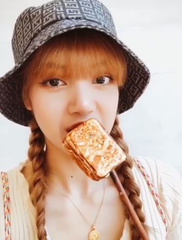 Group BLACKPINK member Lisa showed off her cute beauty.Lisa posted photos and videos on her Instagram account on August 28.Inside the picture was a picture of Lisa holding a baked Marshmello, staring at the other side of the camera with a playful look.Lisas big, clear eyes are lovely.The fans who responded to the photos responded to the most cute in the world, I like my sister so much and I am really attracted.delay stock