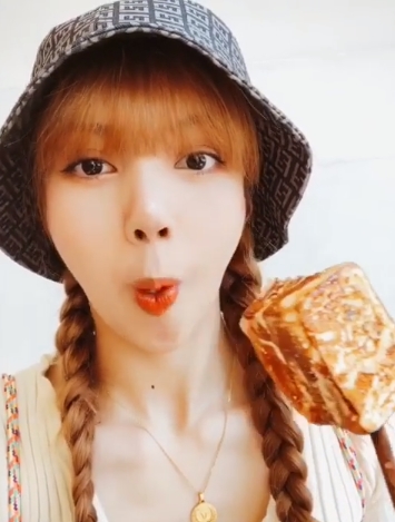 Group BLACKPINK member Lisa showed off her cute beauty.Lisa posted photos and videos on her Instagram account on August 28.Inside the picture was a picture of Lisa holding a baked Marshmello, staring at the other side of the camera with a playful look.Lisas big, clear eyes are lovely.The fans who responded to the photos responded to the most cute in the world, I like my sister so much and I am really attracted.delay stock