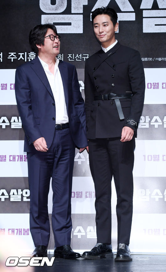 On the morning of the 28th, CGV Apgujeong, Gangnam-gu, Seoul, a report on the production of the movie Scarlet Killer was held. Actors Kim Yoon-seok and Ju Ji-hoon have photo time on stage.