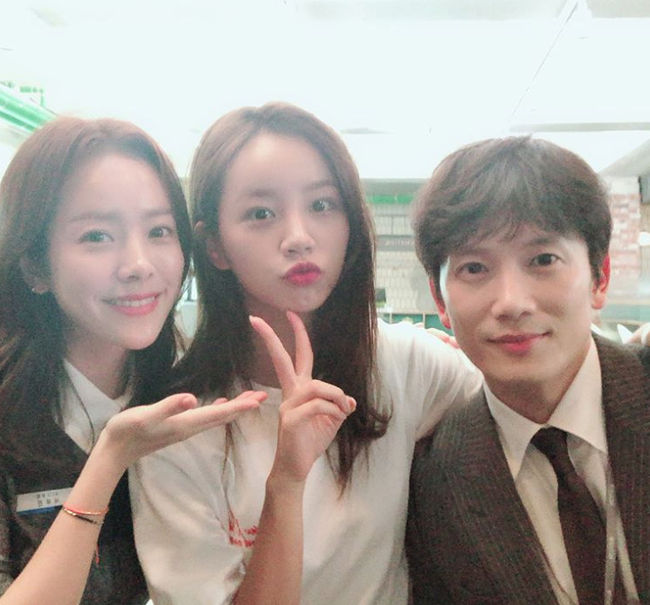 Girls Day Hyeri presents Coffee or Tea for Ji SungJi Sung said on his 28th day, #A knowing wife #Hyeri #Han Ji-min #Ji Sung Today Hyeri presented our team with Coffee or Tea ~ ~ Thank you so much!I released the photo with the article .In the public photo, Hyeri is staring at the camera with a friendly pose with Ji Sung and Han Ji-min.Hyeri is showing off her cute charm by sticking out her mouth and posing V.In another photo, Ji Sung and Han Ji-min are taking a finger heart pose in front of Coffee or Tea presented by Hyeri.Ji Sung and Hyeri have been acting in the SBS drama Dattara which was broadcast in 2016.Hyeri seems to have visited the scene at the same time as presenting Coffee or Tea to the TVN Knowing Wife filming site to support Ji Sung.Meanwhile, Hyeri is currently about to release the movie Water.ji Sung Instagram