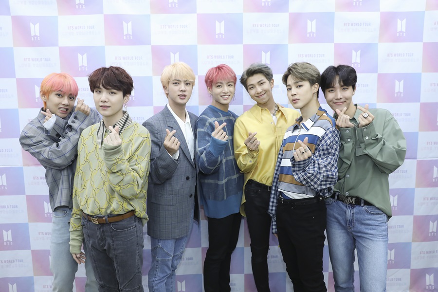 The momentum of the group BTS, which opened the World Tour with a comeback, pierces the sky.The repackaged album LOVE YOURSELF Answer title song IDOL, released by BTS on the 24th, took first place on the real-time charts of six music sites including Melon, Mnet, Genie, Soribada, Ole Music and Naver Music as of 11 am on the 28th.The repackage album LOVE YOURSELF Answer is the last of the LOVE YOURSELF series that BTS has been releasing since March 2016.With this series, BTS conveyed the message that loving myself is true love and is considered as the essence of the series as it is the last album of the series.The title song IDOL is a South African dance style song, adding excitement with Korean traditional music and chimsae on the Afrikan beat.Meanwhile, BTS will perform 33 times in 16 cities including USA, Canada, UK, Netherlands, Germany, France and Japan starting from September, starting with the LOVE YOURSELF World Tour Seoul concert held on the 25th and 26th.