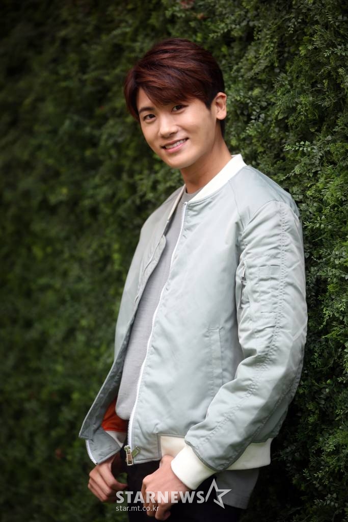 According to officials on the 28th, Park Hyung-sik will appear on musical Elisabeth and return to musical stage.Musical Elisabeth, which is newly on stage at Blue Square Interpark Hall in November, is a work that depicts the love of beautiful Empress Elisabeth, who lived a more dramatic life than drama, and Der Tod, which has a deadly charm.Recently, JYJ Kim Junsoo, who is about to be released, was reported to be reviewing his appearance positively.Park Hyung-sik meets musical audience through Elisabeth which returns in three yearsHis musical appearances have been around two years since The Three Musketeers in 2016.