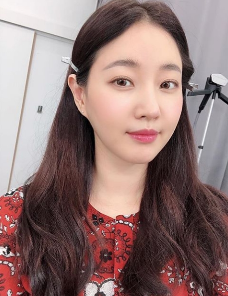 Actor Kim Sa-rang has unveiled his latest selfie.Kim Sa-rang posted a picture on his Instagram on the 28th with an article entitled Lensing.Kim Sa-rang in the public photo captures the attention of Shining beauty without humiliation despite being a close selfie taken near Camera.Kim Sa-rang is currently reviewing his next film.Photo: Kim Sa-rang Instagram