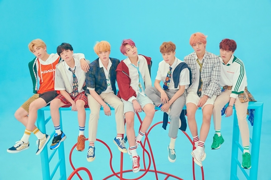 Group BTS is showing its strength in the Music chart.As of 7 am on the 28th, BTS LOVE YOURSELF Answer title song IDOL was ranked # 1 on three real-time charts of music sites such as Melon, Genie and Ole Music.Especially in Melon, BTS songs such as Euphoria, Im Fine, Trivia: Love, DNA and Spring Day are lined up to 14th place including IDOL.BTS IDOL, released on the 24th, is a South African dance style song, which is an excitement with the overlap of Korean traditional music and Chu on the Afrikan beat.Photo: Big Hit Entertainment