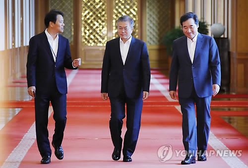 문 대통령, 국무총리·비서실장과 함께 (서울=연합뉴스) 배재만 기자 = 문재인 대통령이 28일 오전 청와대에서 열린 국무회의에 이낙연 국무총리(오른쪽), 임종석 비서실장과 함께 입장하고 있다.       scoop@yna.co.kr  (끝)