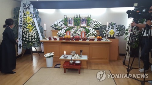 '성폭력 피해' 단역배우 자매 9년 만에 장례식 [촬영 정래원]